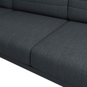 Nahaufnahme einer dunkelgrauen Loungegarnitur mit texturierter Oberfläche, seitliche Perspektive