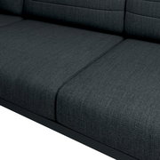 Nahaufnahme einer dunkelgrauen Loungegarnitur mit texturierter Oberfläche, seitliche Perspektive