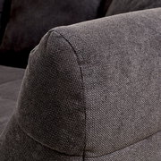 Nahaufnahme eines grauen Big-Sofas mit strukturiertem Stoffbezug, seitliche Perspektive auf die Armlehne.