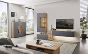Moderne Wohnzimmer-Wandkombination in Holz und Grau mit TV, Vitrinen und Regalen, seitliche Perspektive