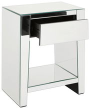 Spiegelnde Nachtkommode mit einer geöffneten Schublade, seitliche Perspektive