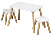 Kinder-Tischset mit rechteckigem weißem Tisch und zwei passenden weißen Hockern mit naturfarbenen Holzbeinen, schräg von vorne in leichter Draufsicht dargestellt