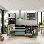 Moderne Küchenzeile mit offenen Schränken, eingebautem Ofen, Kühlschrank und Geschirrspüler, aus der Frontperspektive betrachtet.