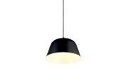 Zwarte hanglamp met een strak ontwerp, gezien van onderaf