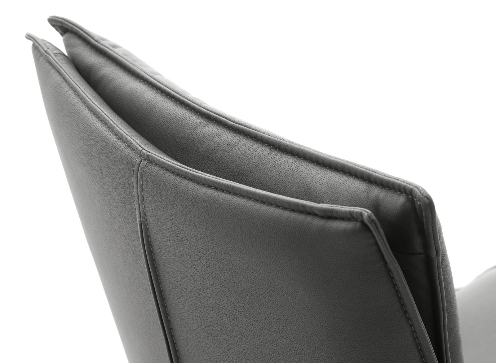 Nahaufnahme der Rückenlehne eines grauen Stuhls aus Leder, seitliche Perspektive