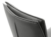 Nahaufnahme der Rückenlehne eines grauen Stuhls aus Leder, seitliche Perspektive