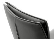 Nahaufnahme der Rückenlehne eines grauen Stuhls aus Leder, seitliche Perspektive