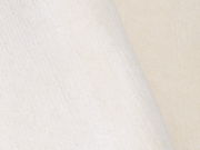 Nahaufnahme eines weißen Wollteppichs mit weicher Textur.