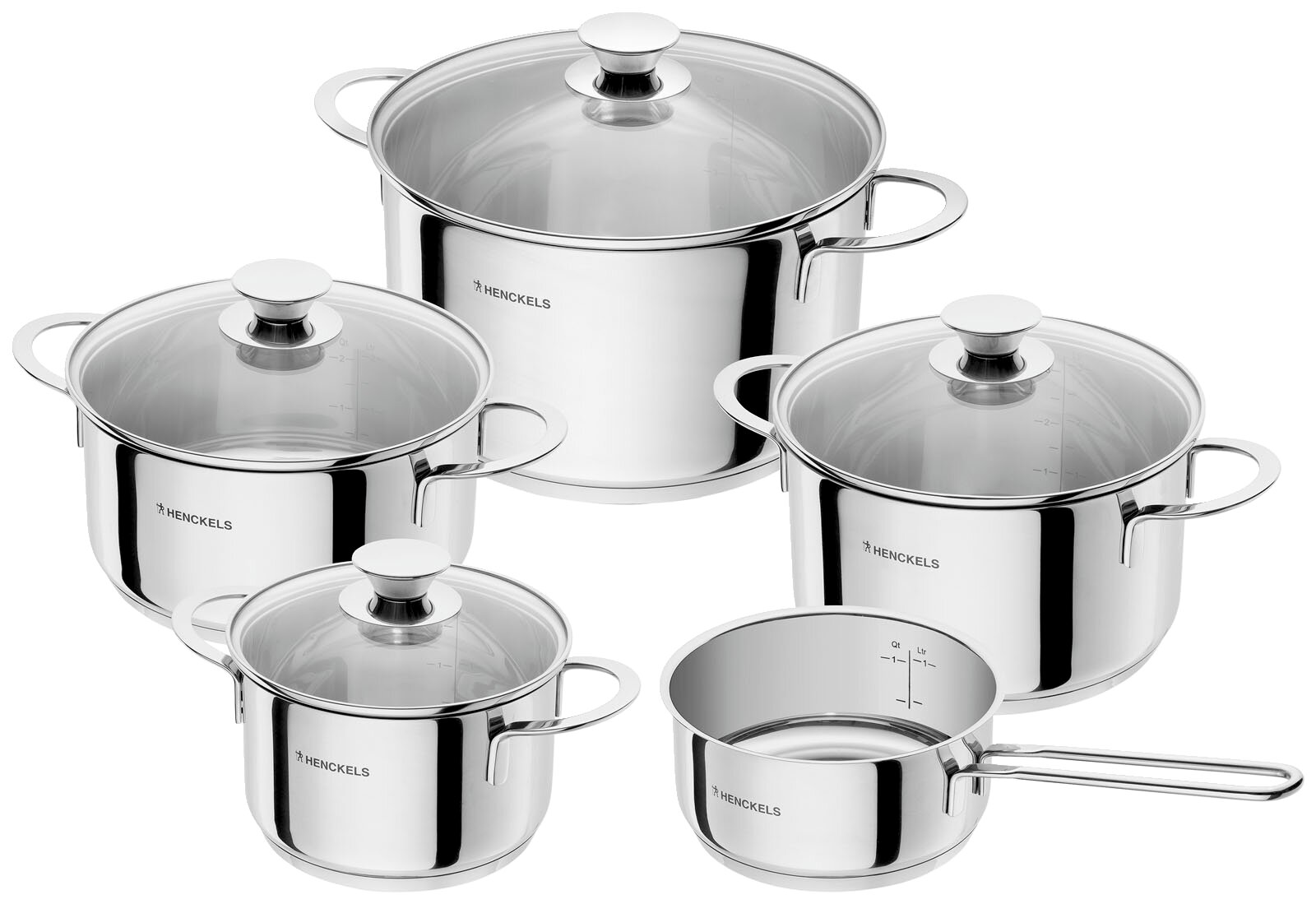 Henckels roestvrijstalen pannenset met vier kookpannen met glazen deksel en een steelpan zonder deksel, glanzende afwerking met maataanduiding, gefotografeerd in schuin vooraanzicht op witte achtergrond