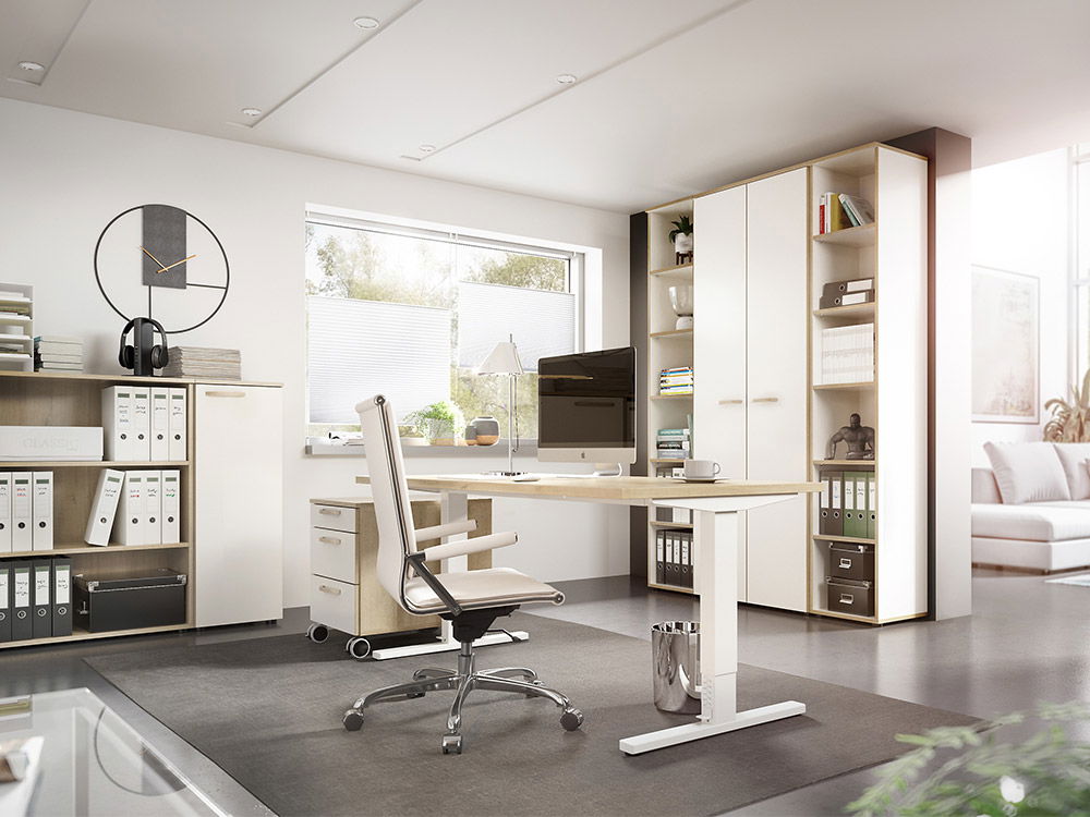 Modernes Büro mit großem Fenster, weißen Möbeln und Holzfußboden.