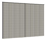 Graues Vorhang-Set mit vertikalen Streifen, seitliche Perspektive