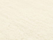 Nahaufnahme eines cremefarbenen Fellteppichs mit weicher Textur