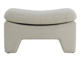 Beiger Sitzpuff in moderner Form, frontal fotografiert.