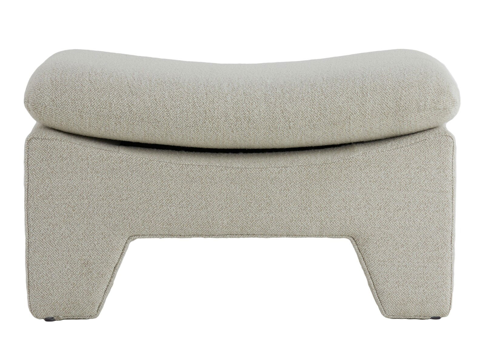 Beiger Sitzpuff in moderner Form, frontal fotografiert.