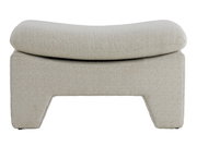 Beiger Sitzpuff in moderner Form, frontal fotografiert.