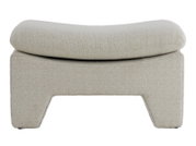 Beiger Sitzpuff in moderner Form, frontal fotografiert.