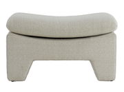 Beiger Sitzpuff in moderner Form, frontal fotografiert.