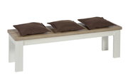 Holz-Sitzbank mit weißem Gestell und drei braunen Kissen, seitliche Perspektive
