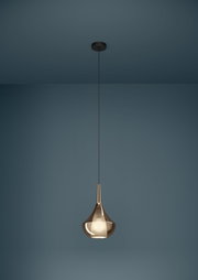 Moderne Pendelleuchte mit tropfenförmigem, glänzendem Schirm in Bronze/Goldoptik an schwarzem Kabel, hängend von schwarzem Deckenbaldachin vor blauem Hintergrund, Frontalansicht