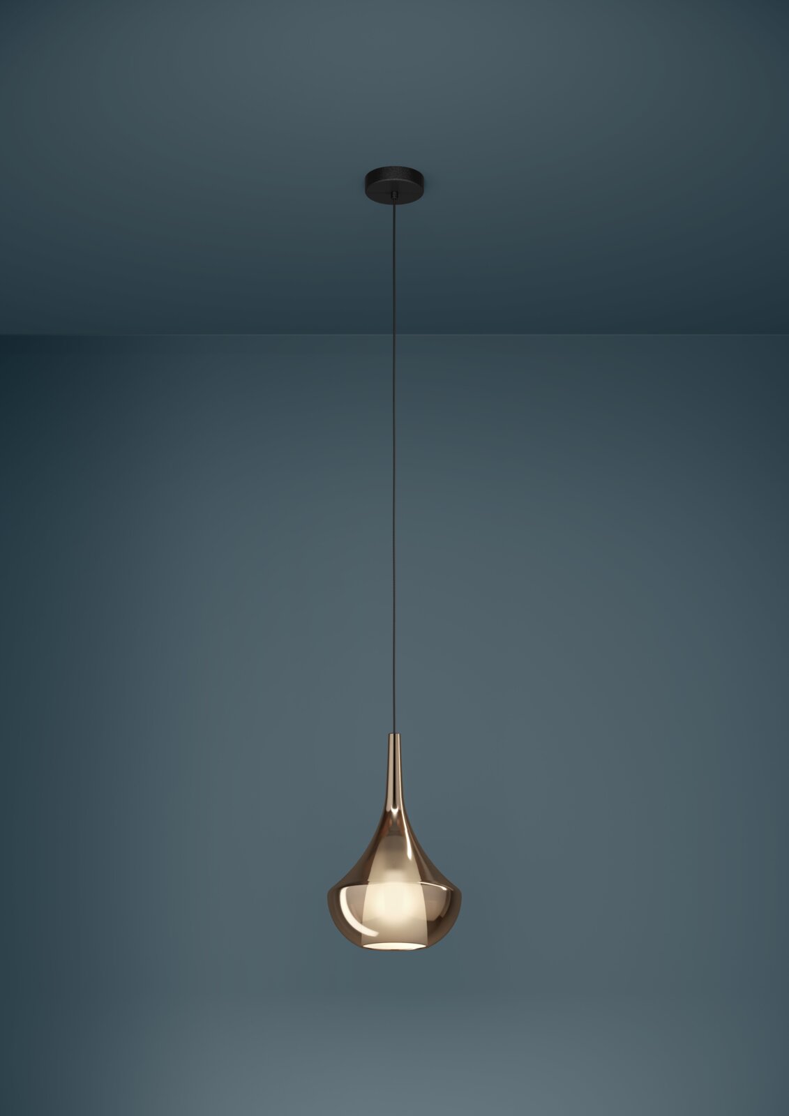 Moderne Pendelleuchte mit tropfenförmigem, glänzendem Schirm in Bronze/Goldoptik an schwarzem Kabel, hängend von schwarzem Deckenbaldachin vor blauem Hintergrund, Frontalansicht
