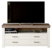 Lowboard in Holzoptik mit zwei Schubladen, darauf steht ein großer Flachbildfernseher. Perspektive: Frontalansicht.