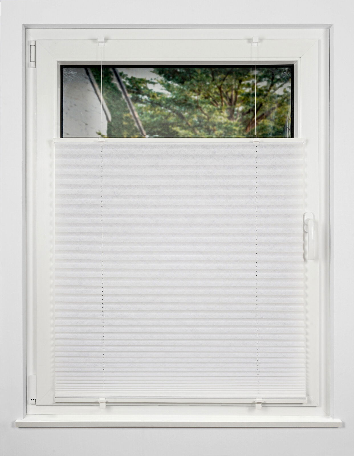 Weiße Plissee-Jalousie, gefädelt, 80x130cm, an einem Fenster montiert, von innen betrachtet.