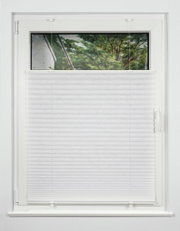 Weiße Plissee-Jalousie, gefädelt, 80x130cm, an einem Fenster montiert, von innen betrachtet.