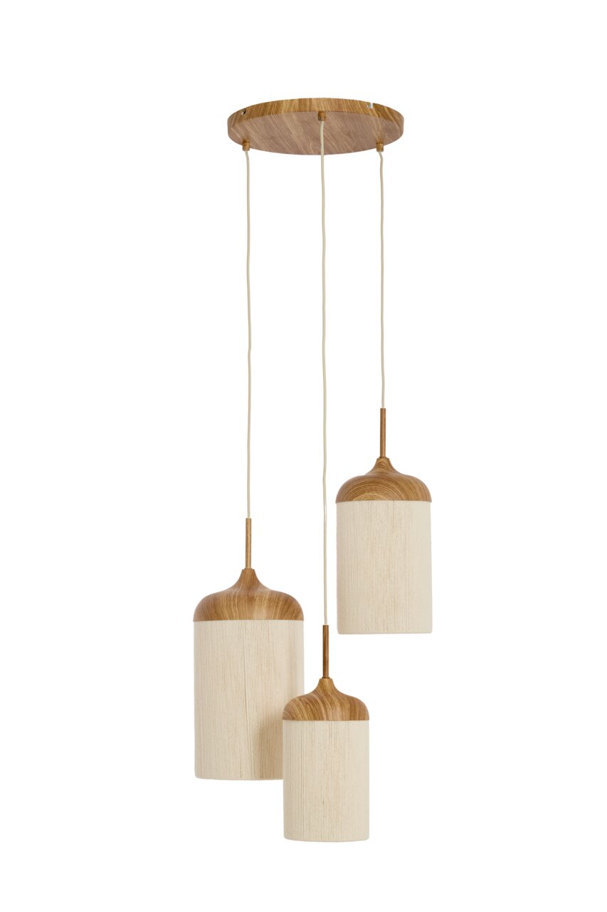 Dreiflammige Pendelleuchte mit runder Holz-Deckenplatte, drei unterschiedlich langen Kabeln und zylindrischen, cremefarbenen Stoffschirmen mit Holzdetails, freigestellt in Frontansicht