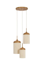 Dreiflammige Pendelleuchte mit runder Holz-Deckenplatte, drei unterschiedlich langen Kabeln und zylindrischen, cremefarbenen Stoffschirmen mit Holzdetails, freigestellt in Frontansicht