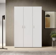 Drehtürenschrank 3-türig in weißer Farbe, frontal fotografiert in einem modernen Raum mit dekorativer Kunst und Pflanzen.