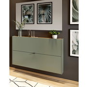 Moderne Garderobe in minimalistischem Design, hängend an der Wand, mit Dekorationen und Pflanzen, aus seitlicher Perspektive.