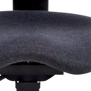 Nahaufnahme der Sitzfläche eines grauen Drehstuhls aus Stoff, von vorne betrachtet.