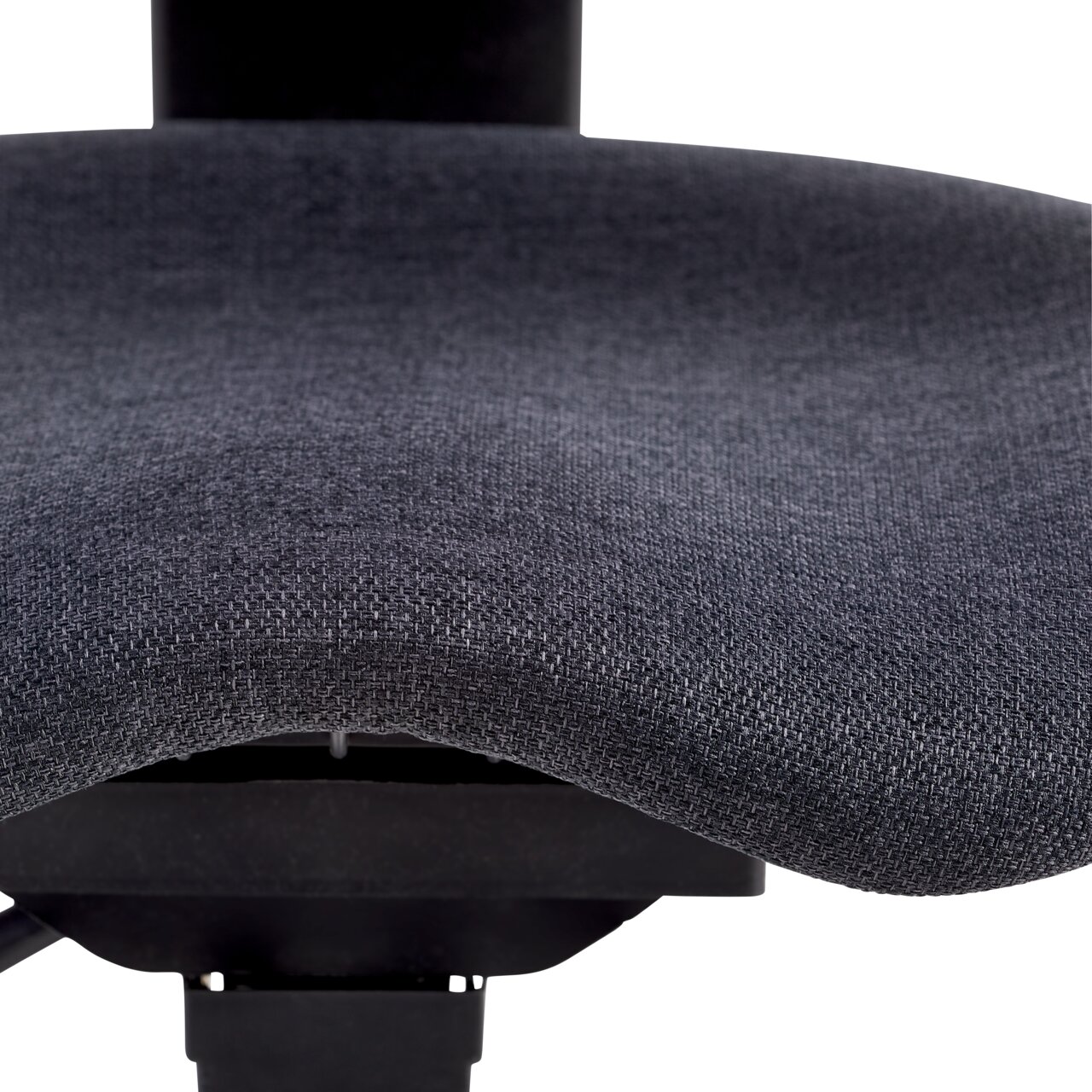 Nahaufnahme der Sitzfläche eines grauen Drehstuhls aus Stoff, von vorne betrachtet.