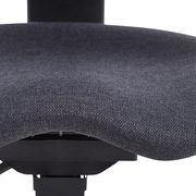 Nahaufnahme der Sitzfläche eines grauen Drehstuhls aus Stoff, von vorne betrachtet.