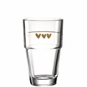 Glasbecher mit drei goldenen Herzen, seitliche Perspektive