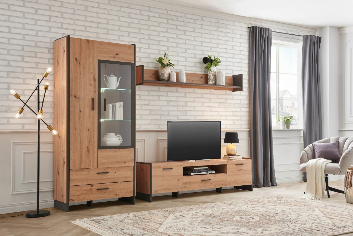 Hom´in TV-Lowboard FLASH Wohnzimmer mit moderner Holzmöbelkombination, bestehend aus einer Vitrine, einem TV-Lowboard und einem Wandpaneel, seitliche Perspektive.