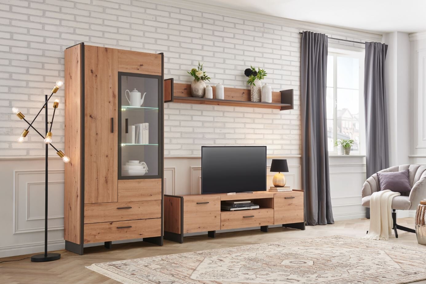 Wohnzimmer mit moderner Holzmöbelkombination, bestehend aus einer Vitrine, einem TV-Lowboard und einem Wandpaneel, seitliche Perspektive.