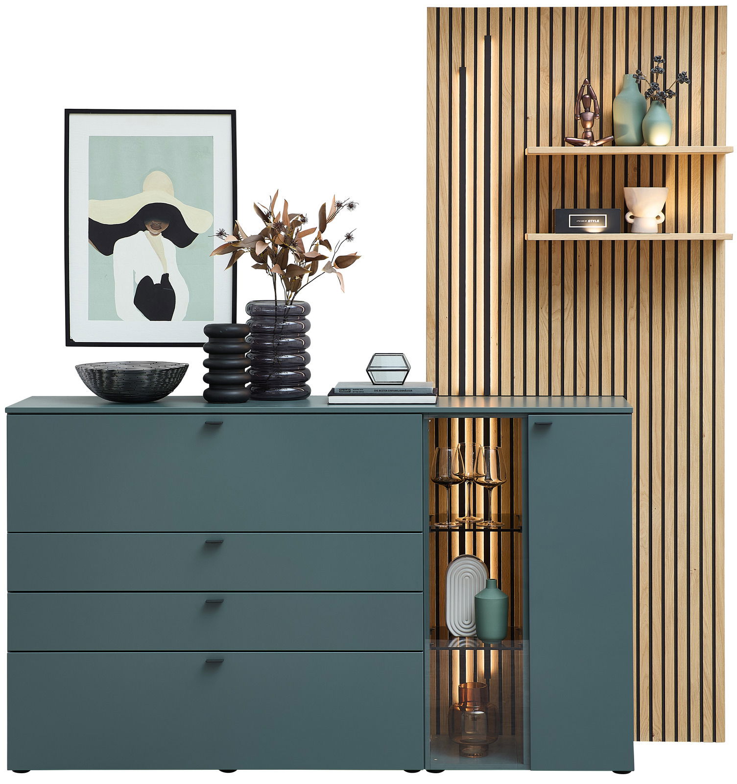 Moderne Sideboardkombination VANYA von Venjakob in stilvollem Design, mit grünen Schubladen und Glastür, dekoriert mit Kunstobjekten und Pflanzen, aus frontaler Perspektive.