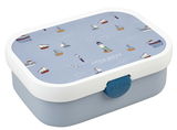 Lunchbox mit maritimem Design, abgebildet aus einer leicht schrägen Perspektive. Die Box zeigt kleine Boote und einen Leuchtturm auf blauem Hintergrund.
