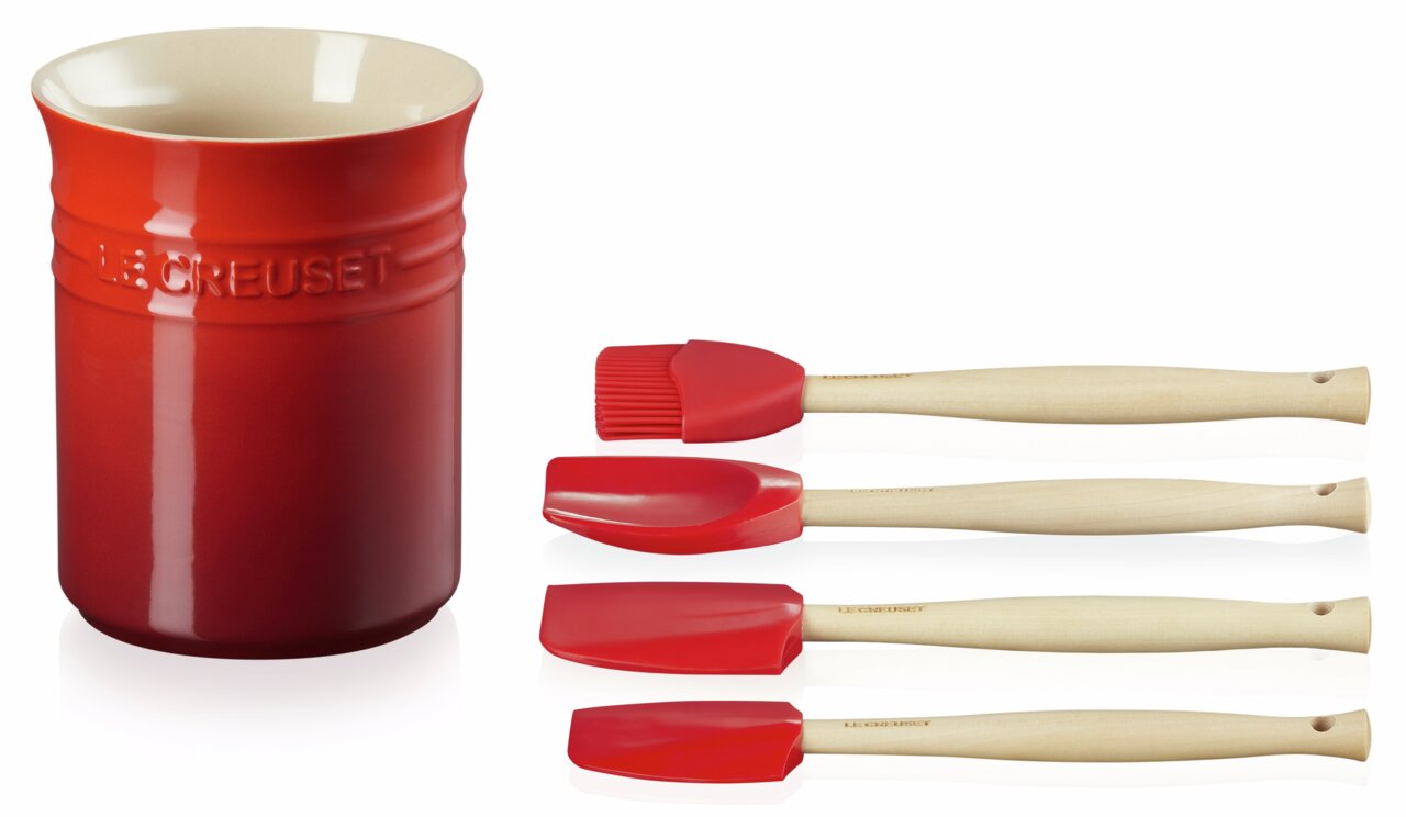 LE CREUSET Küchenhelfer 5-tlg. Kirschrot CRAFT Küchenhelfer-Set Craft 4-tlg. in Rot, bestehend aus einem Utensilienhalter und drei Küchenwerkzeugen mit Holzgriffen, seitliche Perspektive.