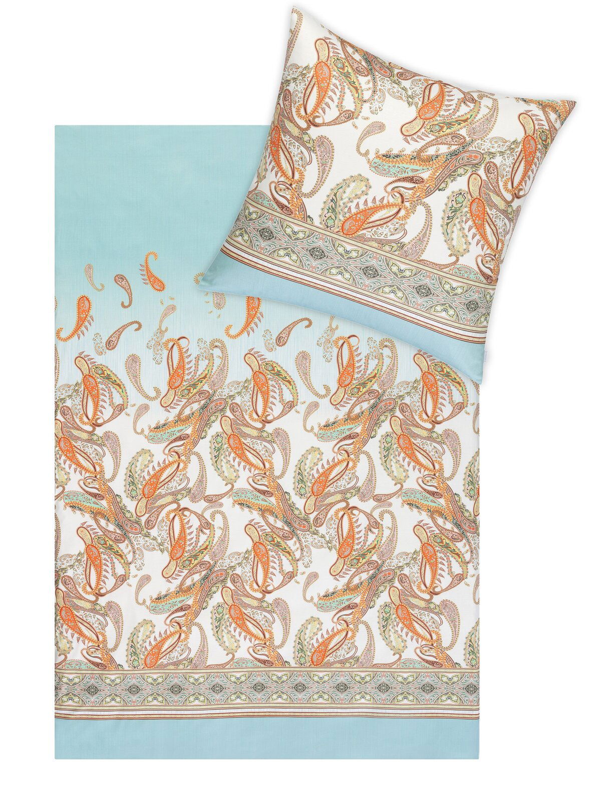 Bettwäsche-Set mit Paisley-Muster in Orange und Grün auf weißem Hintergrund, mit hellblauem Rand, aus der Vogelperspektive.