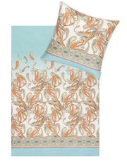 Bettwäsche-Set mit Paisley-Muster in Orange und Grün auf weißem Hintergrund, mit hellblauem Rand, aus der Vogelperspektive.