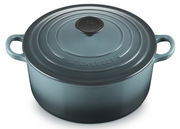 Runder Bräter 24cm in der Farbe Ocean von oben betrachtet, mit zwei Griffen und einem Deckel mit Knauf.