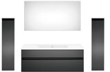 Moderne Badkombination mit zwei hohen, schwarzen Schränken, einem breiten Waschbeckenunterschrank und einem großen Spiegel, frontal betrachtet.