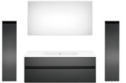 Moderne Badkombination mit zwei hohen, schwarzen Schränken, einem breiten Waschbeckenunterschrank und einem großen Spiegel, frontal betrachtet.