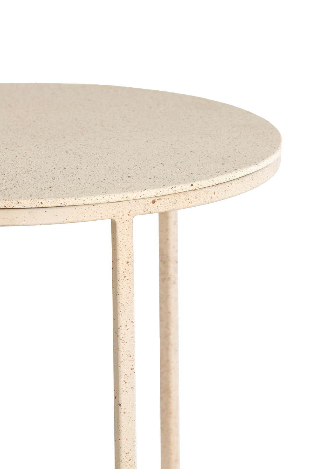 Nahaufnahme eines runden Beistelltisches mit heller, gesprenkelter Oberfläche und schlanken Beinen.