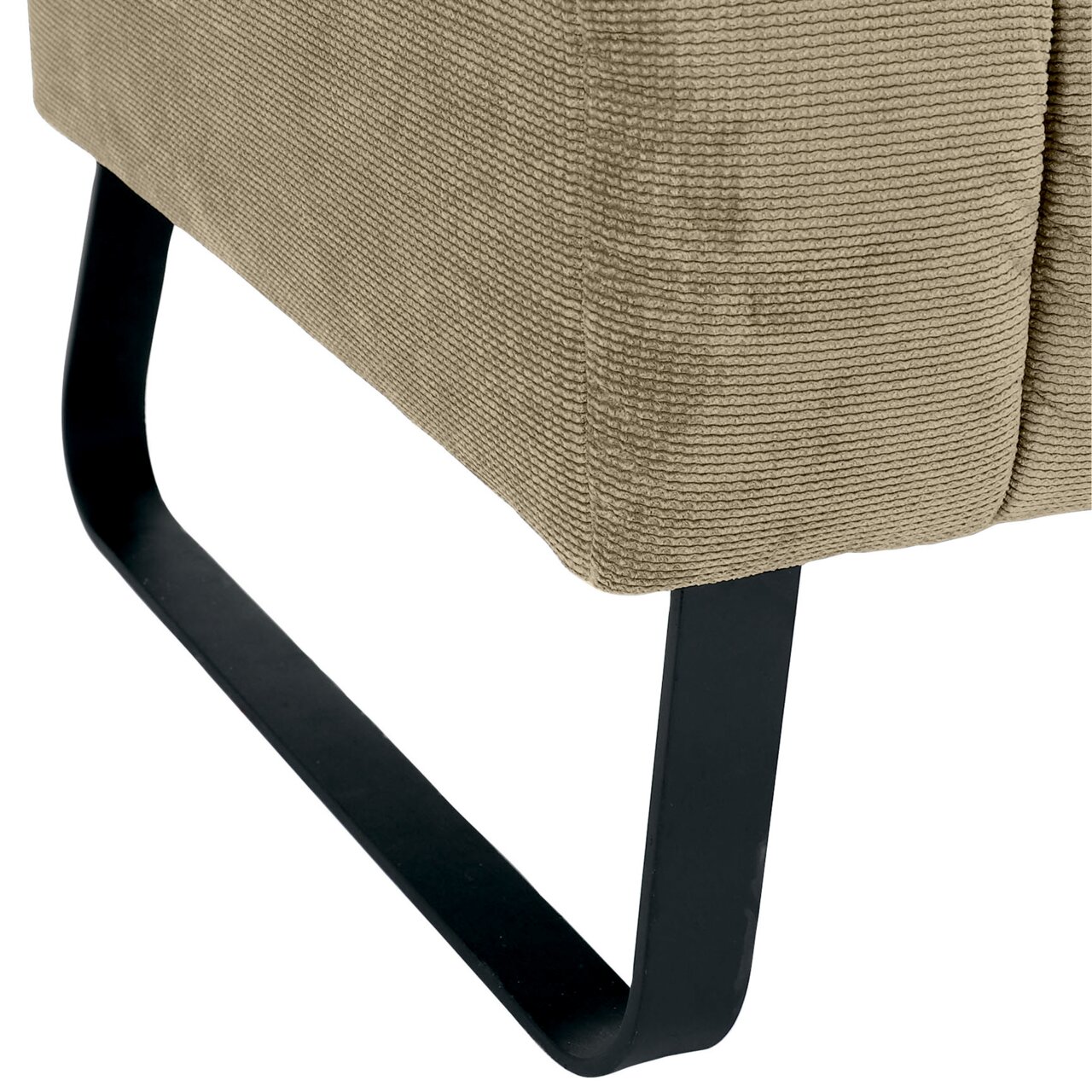 Nahaufnahme einer 2er-Sitzbank mit beigem Stoffbezug und schwarzem Metallgestell, seitliche Perspektive