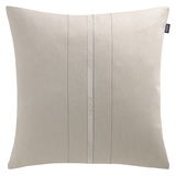 Beige Zierkissenhülle mit dezentem Streifenmuster und Markenlogo, Frontalansicht