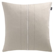Beige Zierkissenhülle mit dezentem Streifenmuster und Markenlogo, Frontalansicht