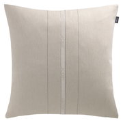 Beige sierkussenhoes met subtiel streepmotief en merklogo, vooraanzicht
